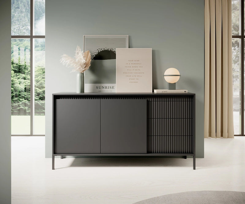 Czarna komoda z szufladami i półkami Skye na tle modnego salonu