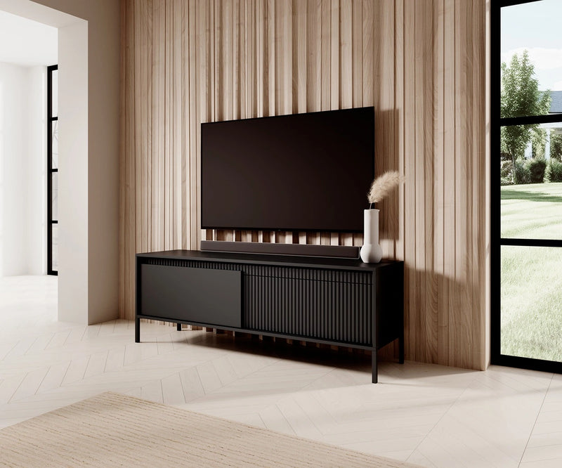 Tania i modna rtv w czarnym kolorze Skye w beżowym salonie