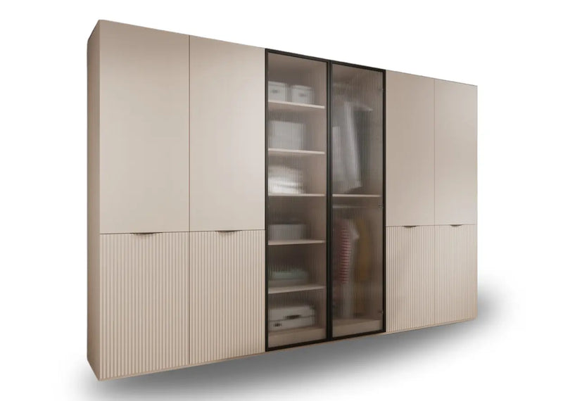 Beżowa szafa z półkami i karbowanym szklanym frontem