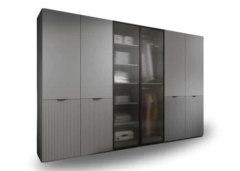 Szare szafy modułowe z pólkami oraz karbowanym szkle
