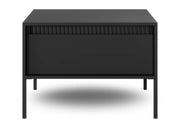 Czarny stolik kawowy do modnych wnętrz. 