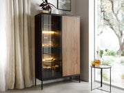 Witryna ryflowana w naturalnych kolorach drewna Solar D.CD104 w salonie 