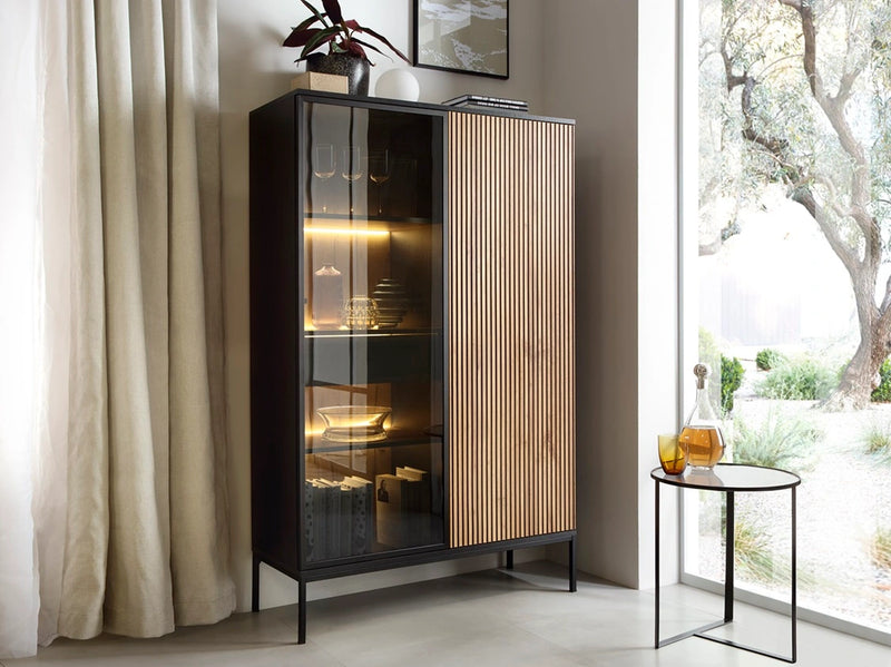 Witryna ryflowana w naturalnych kolorach drewna Solar D.CD104 w salonie 