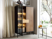 Witryna ryflowana w naturalnych kolorach drewna Solar D.CD104 w salonie z otwartymi drzwiami