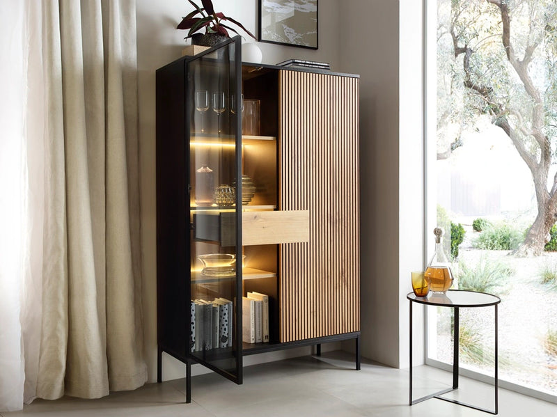 Witryna ryflowana w naturalnych kolorach drewna Solar D.CD104 w salonie z otwartymi drzwiami