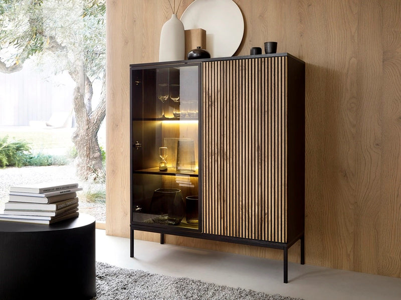 Nowoczesny salon z witryną Solar M.DC104 i szafką RTV Solar CD154, które dodają elegancji wnętrzu.