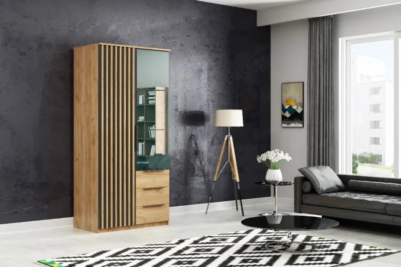 Szafa z lamelami i lustrem Soretto w aranżacji z lampą