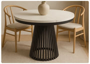 Stół garda z czarną noga i białym blatem w salonie