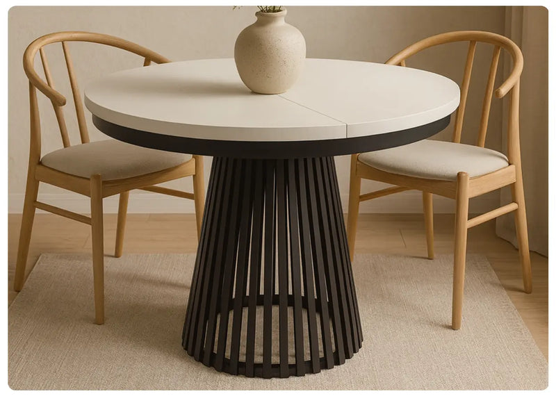 Stół garda z czarną noga i białym blatem w salonie