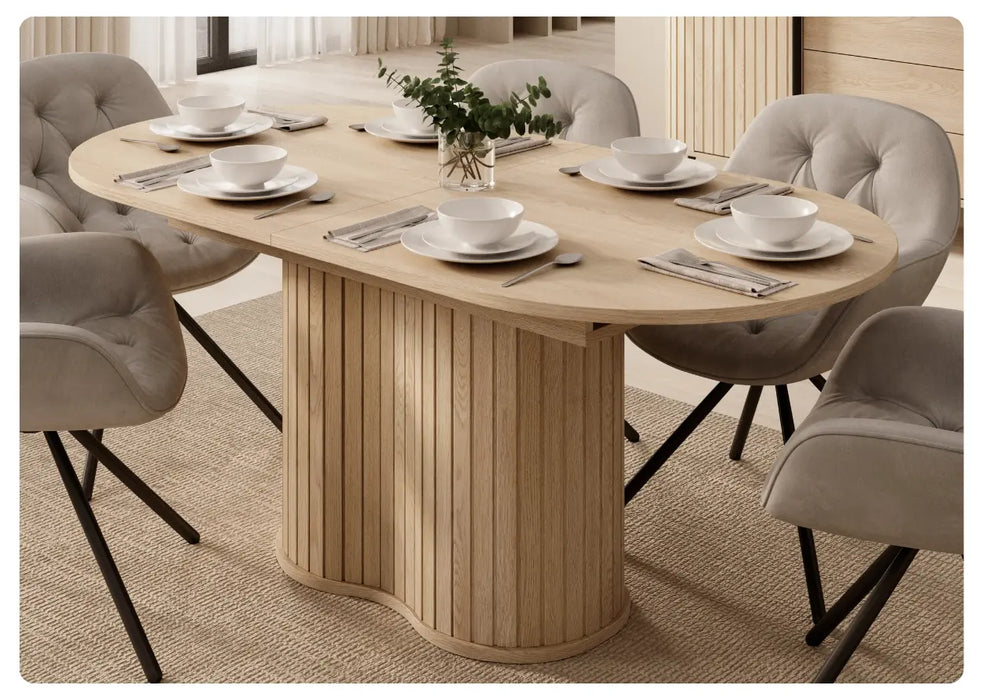 Stół Lovi Laski w zestawieniu z krzesłami