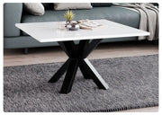 Kwadratowa ława na kawę w salonie