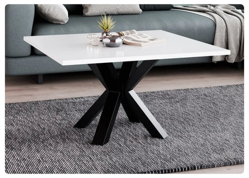 Kwadratowa ława na kawę w salonie