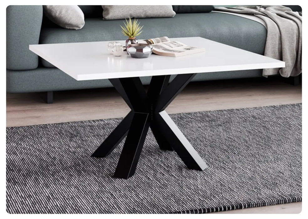 Kwadratowa ława na kawę w salonie