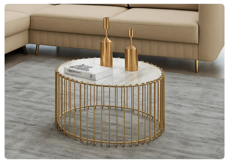 Złoty stolik kawowy Soelo w aranżacji