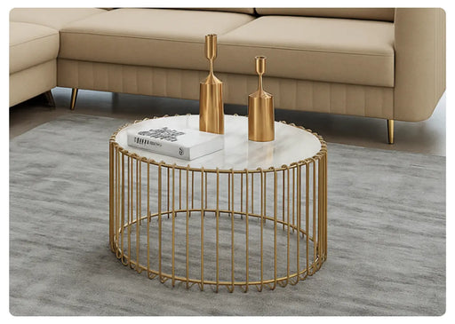 Złoty stolik kawowy Soelo w aranżacji