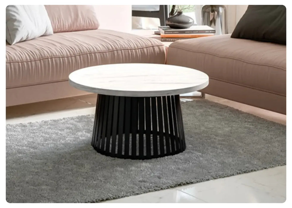 Stolik kawowy okrągły w modnym salonie