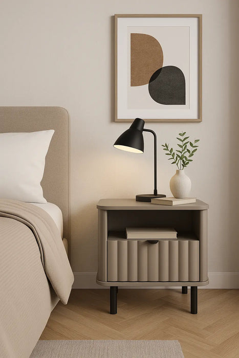 Modna sypialnia ze stolikiem nocnym Novado 07