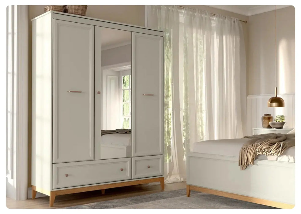 Duża szafa kaszmir w sypialni