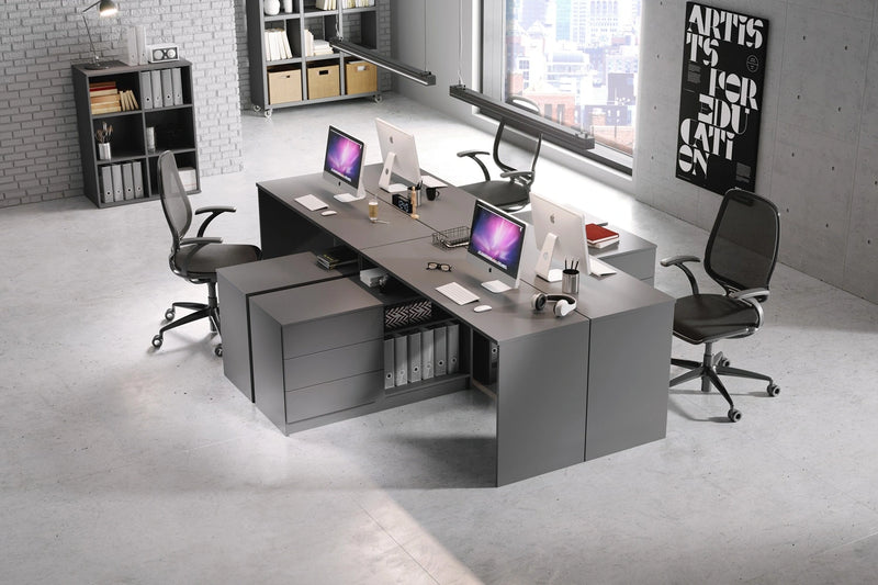 Grafitowe biurko narożne w nowoczesnym biurze z komputerami