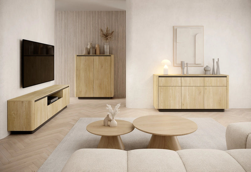 Wysoka komoda Telo B w stylu japandi w modnym salonie