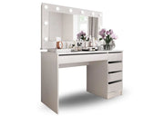 Biała toaletka w stylu hollywodzkim