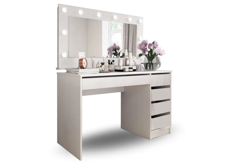 Biała toaletka w stylu hollywodzkim