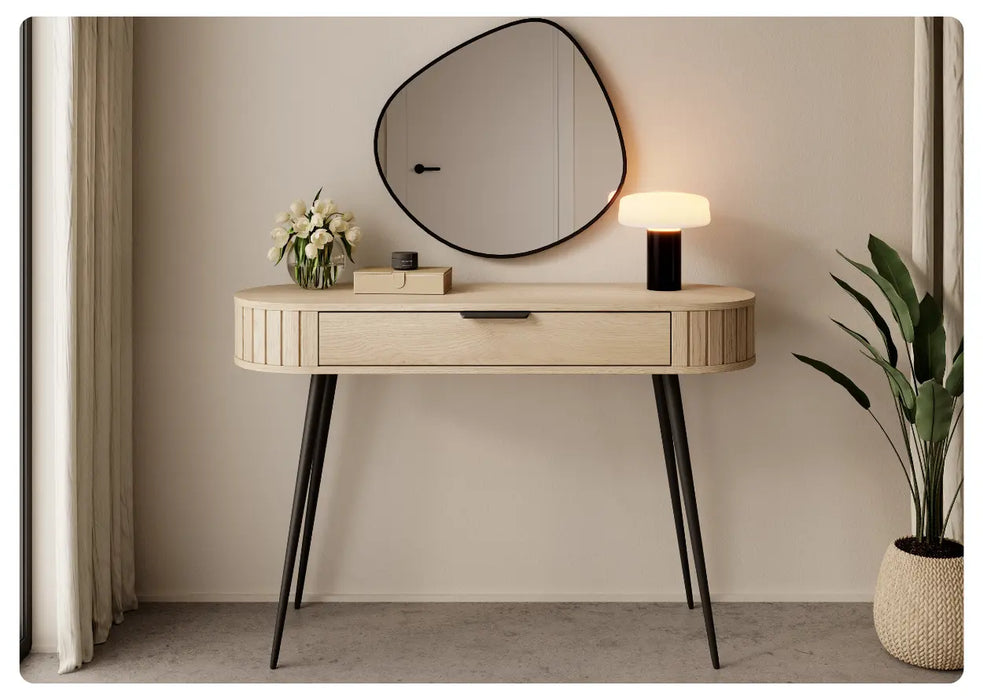 Toaletka LOVI w jasnym wnętrzu z dużym oknem, dekoracjami i rośliną w plecionym koszu.