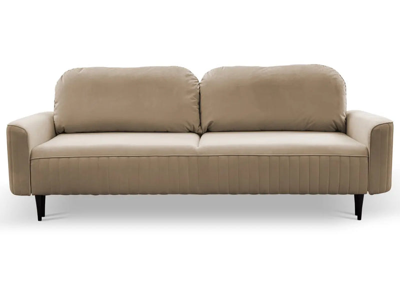 Beżowa sofa z poduszkami od przodu