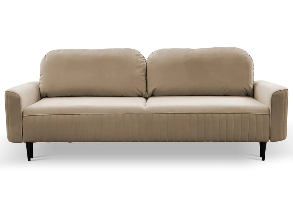 Beżowa sofa z poduszkami od przodu