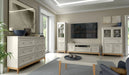 Witryna Windsor 06 kaszmir 55×40,5×193 cm w nowoczesnym salnie. Heydoo.pl