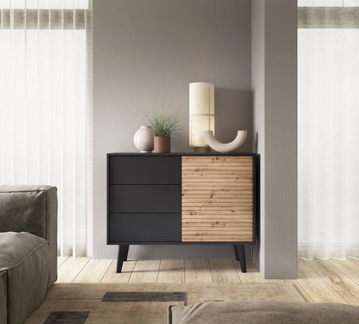 Elegancki salon z komodą Wild AC104 w kolorze dąb artisan i czarny.