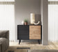 Elegancki salon z komodą Wild AC104 w kolorze dąb artisan i czarny.
