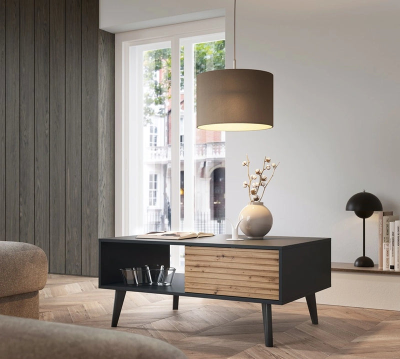 Stolik kawowy Wild L.AC104 w nowoczesnym wnętrzu, z lampą wiszącą nad nią