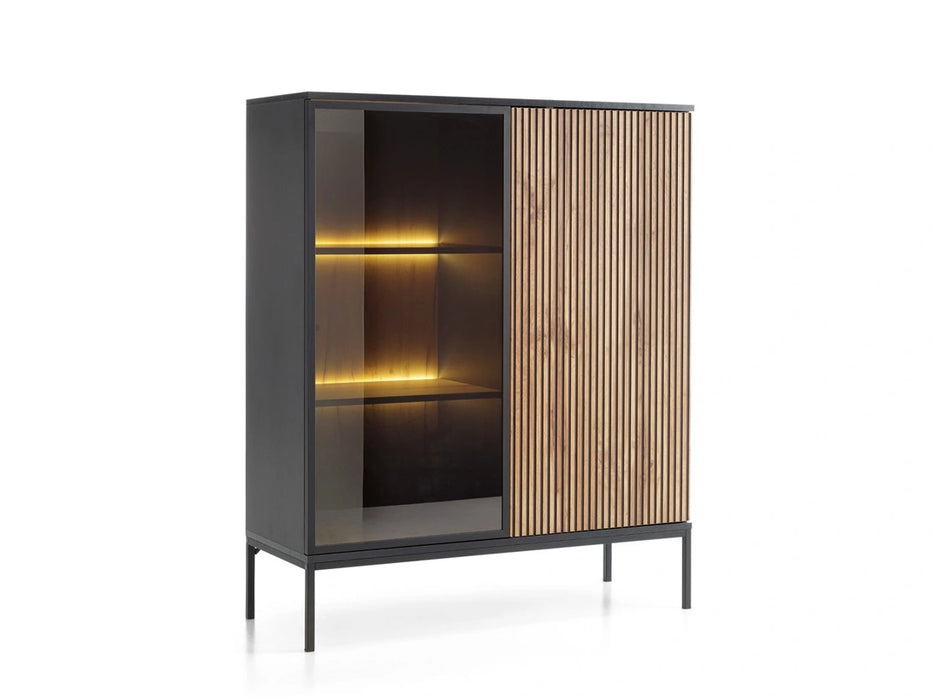 Witryna Solar M.DC104 w perspektywie z boku, podkreślająca elegancki design i stalowe nóżki