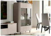 Witryna novado w nowoczesnym salonie