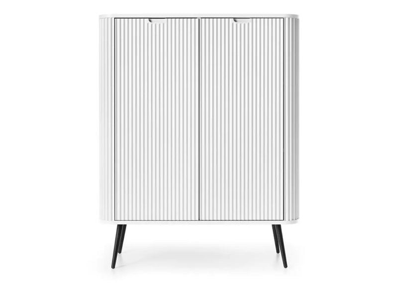 Wysoka, biała komoda z dużą ilością półek na czarnych nóżkach
