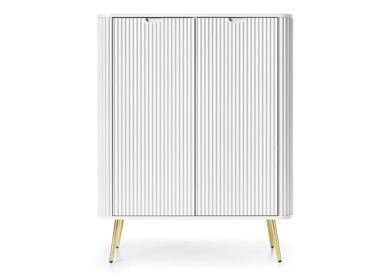 Wysoka, biała komoda z dużą ilością półek na złotych nóżkach