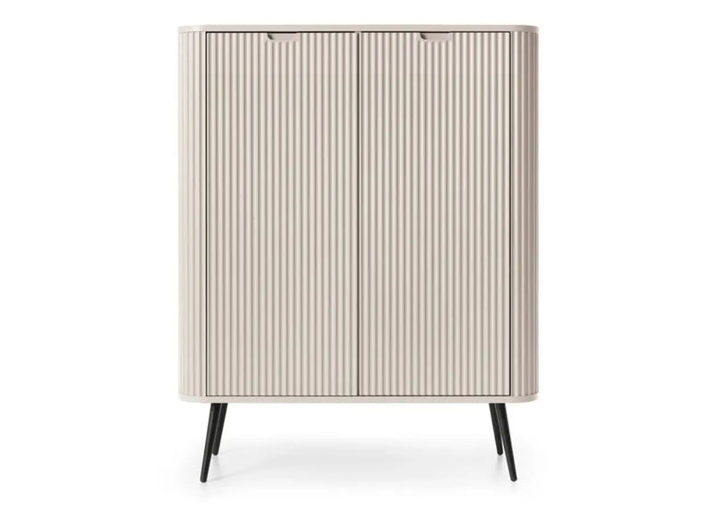 Kaszmirowa komoda do salonu, z dużą ilością półek na czarnych nóżkach