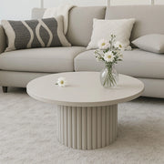 Kaszmirowy stolik kawowy w nowoczesnym salonie