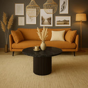 Czarny stolik kawowy we wnętrzu w stylu boho