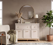 Komoda Windsor 01 w kolorze kaszmir w salonie modern classic – ozdobne listwy MDF, dębowe nogi, dekoracyjne lustro i roślina w jasnym wnętrzu