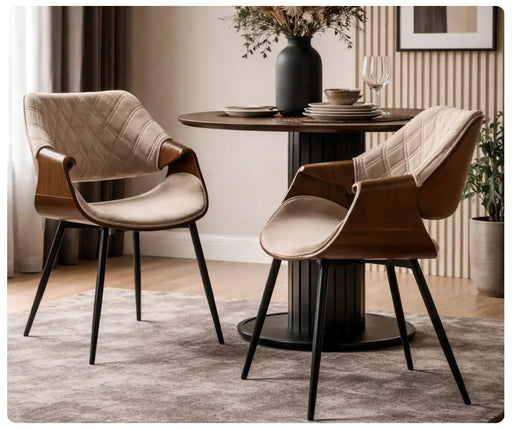 Krzesło Diuna beżowe welurowe z pikowanym oparciem i podłokietnikami w kolorze orzech przy okrągłym stole w nowoczesnej aranżacji jadalni