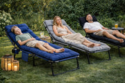 Rodzina odpoczywająca na leżakach ogrodowych Sundey w ogrodzie