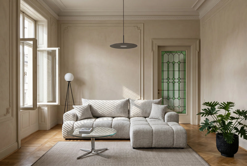 Narożnik Evia w tkaninie Cremona 04 w eleganckiej aranżacji salonu w kamienicy z dużymi oknami i drewnianą podłogą