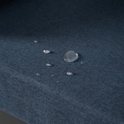 Materiał poduszki narożnika ogrodowego NEES granatowy – wodoodporna tkanina z kroplami wody