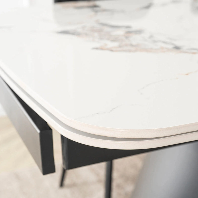 Detal ceramicznego blatu stołu Velto w kolorze białego marmuru