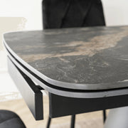 Detal ceramicznego blatu stołu Velto w kolorze czarnego marmuru