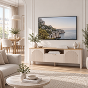 Szafka RTV Marbella 05 kaszmir 160 cm z ryflowanymi frontami MDF i blatem w dekorze dąb Vicenza, w jasnym salonie pod wiszącym telewizorem.