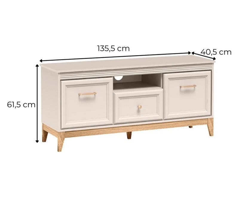 Szafka RTV Windsor 08 w kolorze kaszmiru z zaznaczonymi wymiarami: szerokość 135,5 cm, wysokość 61,5 cm i głębokość 40,5 cm.