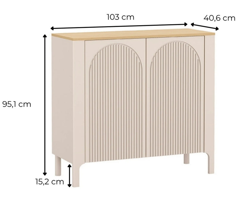 Niska witryna Marbella 02 kaszmir z ryflowanymi frontami MDF – wymiary: szerokość 103 cm, wysokość 95,1 cm, głębokość 40,6 cm i wysokość nóg 15,2 cm.